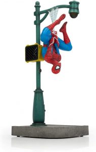 Figura Diamond de Spiderman bajo farola - Las mejores figuras Diamond de Spiderman - Figuras coleccionables de Spiderman