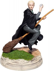 Figura de Draco Malfoy jugando al Quidditch de Enesco - Las mejores figuras de Harry Potter