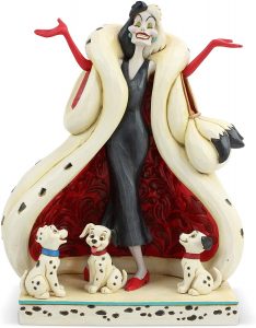 Figura de Cruella de Vil de Disney Traditions - Las mejores figuras de Cruella de Vil de 101 dálmatas